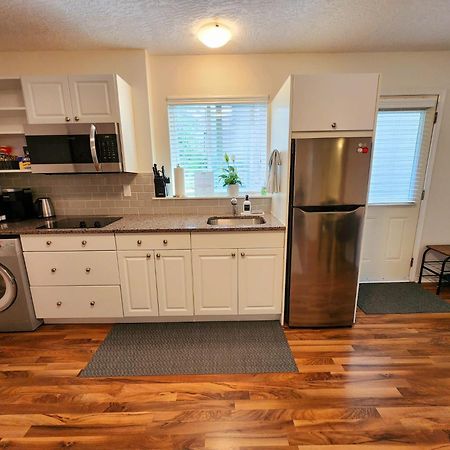 Adorable 1- Bedroom Suite In Langford Victoria Exterior foto