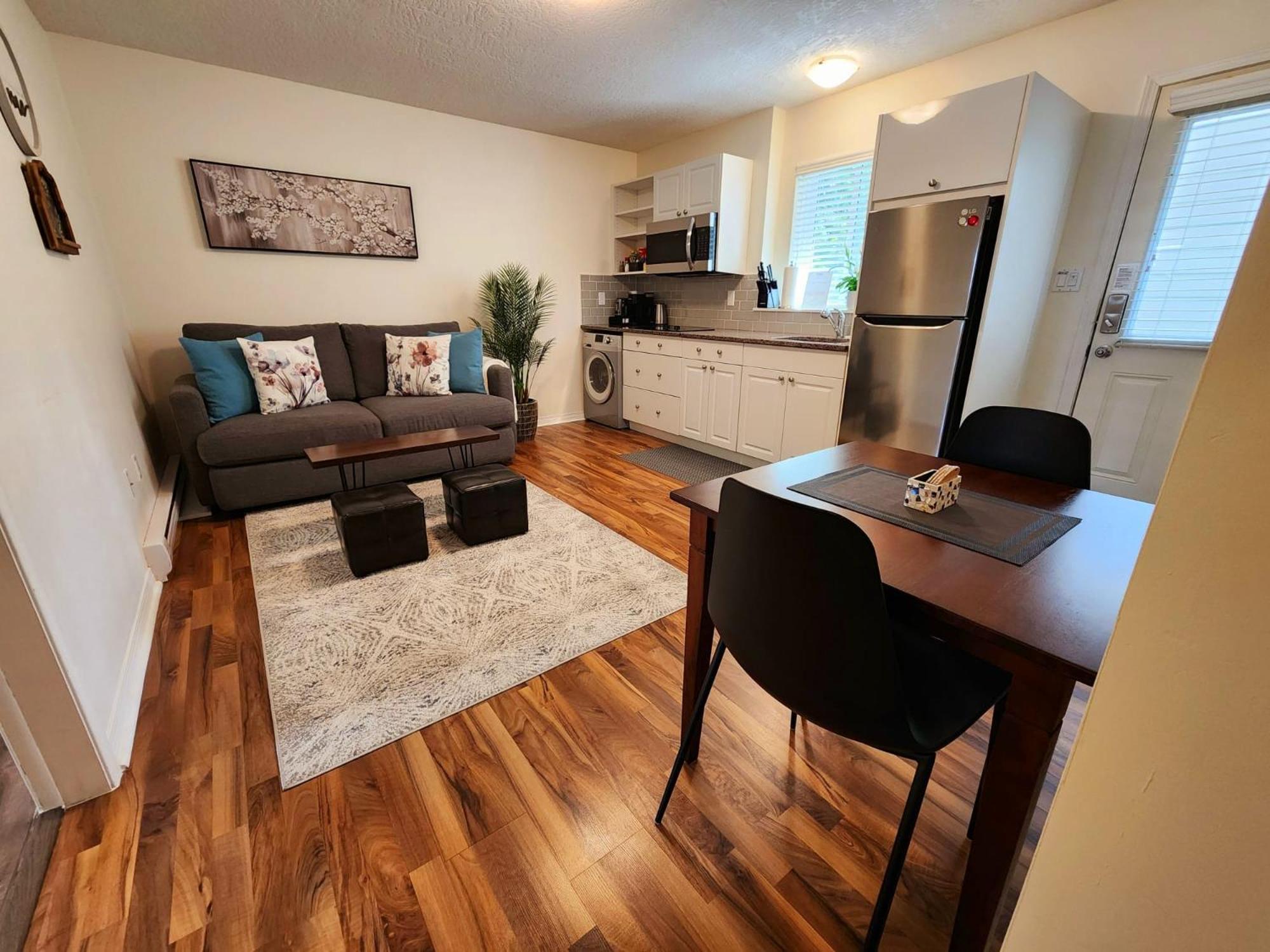 Adorable 1- Bedroom Suite In Langford Victoria Exterior foto